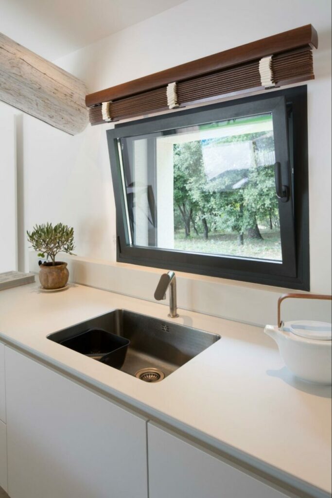fenêtre au dessus de l'évier